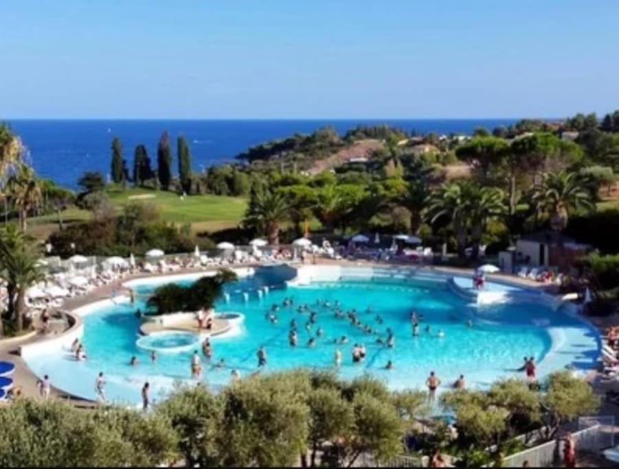 Superbe Appartement Village Cap Esterel 4P Climatise Сен-Рафаель Екстер'єр фото