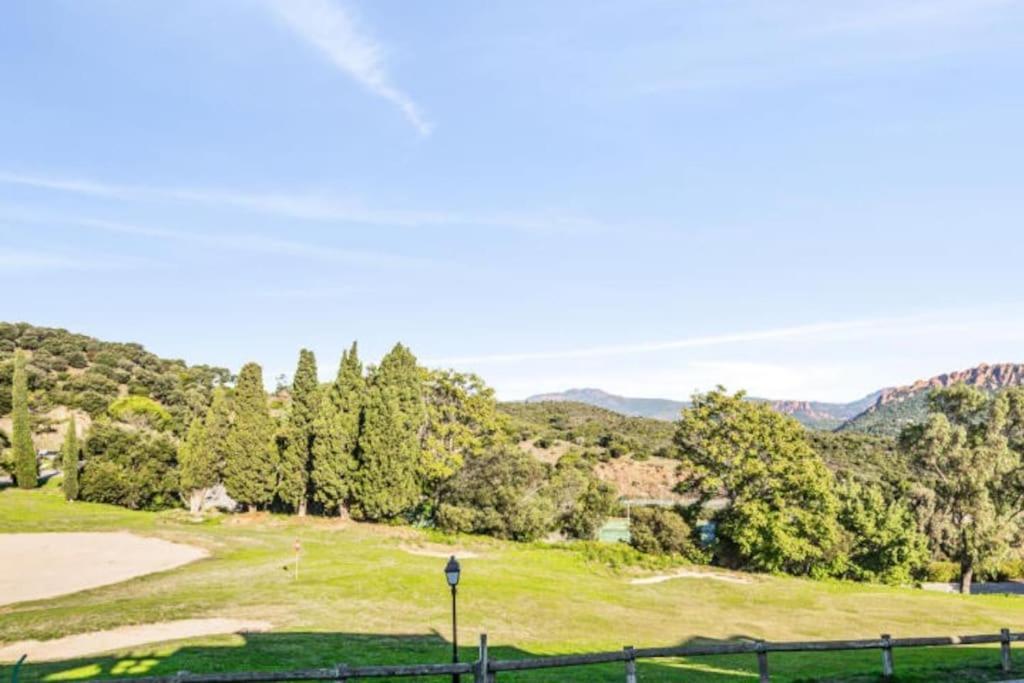 Superbe Appartement Village Cap Esterel 4P Climatise Сен-Рафаель Екстер'єр фото